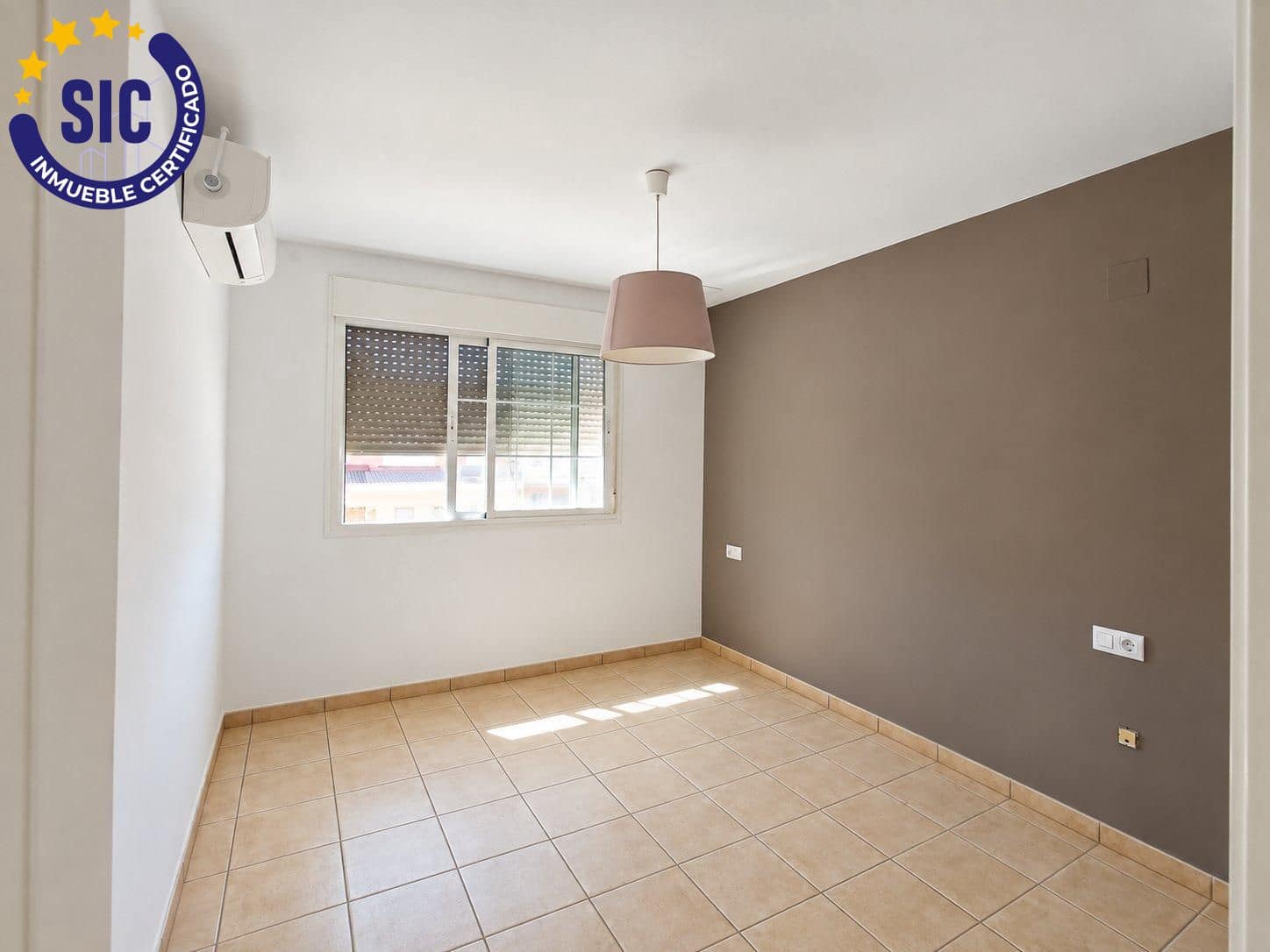 3 bedroom Semi-detached Villa for sale in La Pobla de Vallbona with pool - € 360,000 (Ref: 10086350)