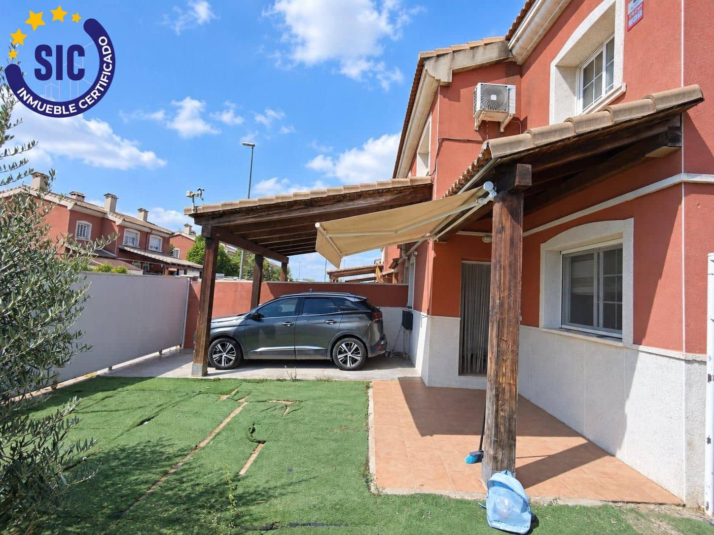 3 bedroom Semi-detached Villa for sale in La Pobla de Vallbona with pool - € 360,000 (Ref: 10086350)