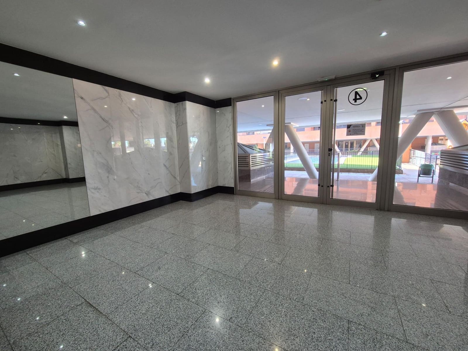 2 soveværelse Penthouse til leje i Valencia by med swimmingpool garage - € 1.900 (Ref: 10173842)