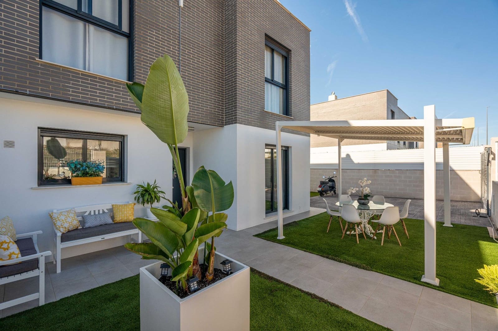 4 soveværelse Semi-Rækkehus til salg i San Antonio de Benageber med swimmingpool garage - € 460.000 (Ref: 9385477)