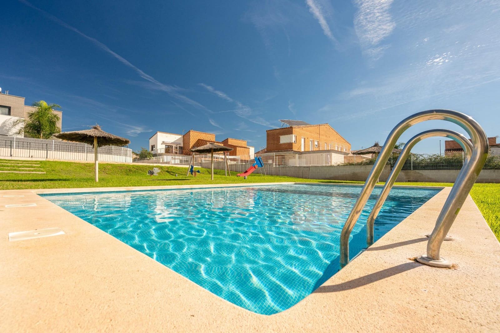 4 soveværelse Semi-Rækkehus til salg i San Antonio de Benageber med swimmingpool garage - € 460.000 (Ref: 9385477)