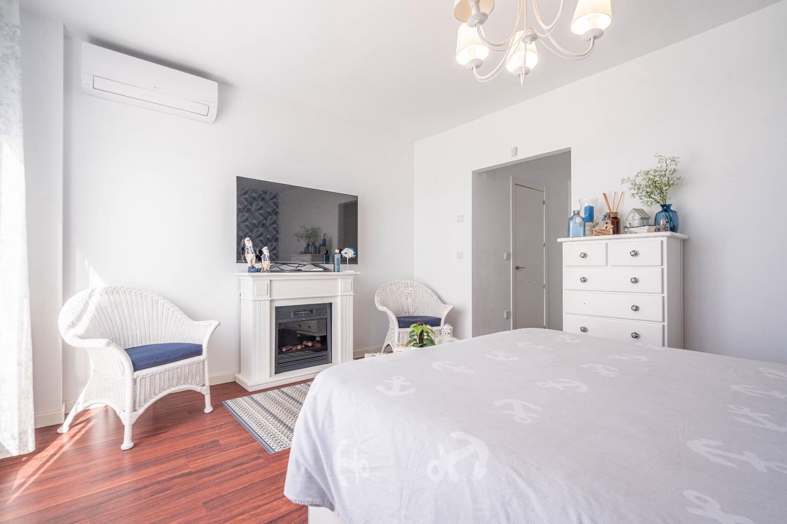 4 soveværelse Semi-Rækkehus til salg i San Antonio de Benageber med swimmingpool garage - € 460.000 (Ref: 9385477)