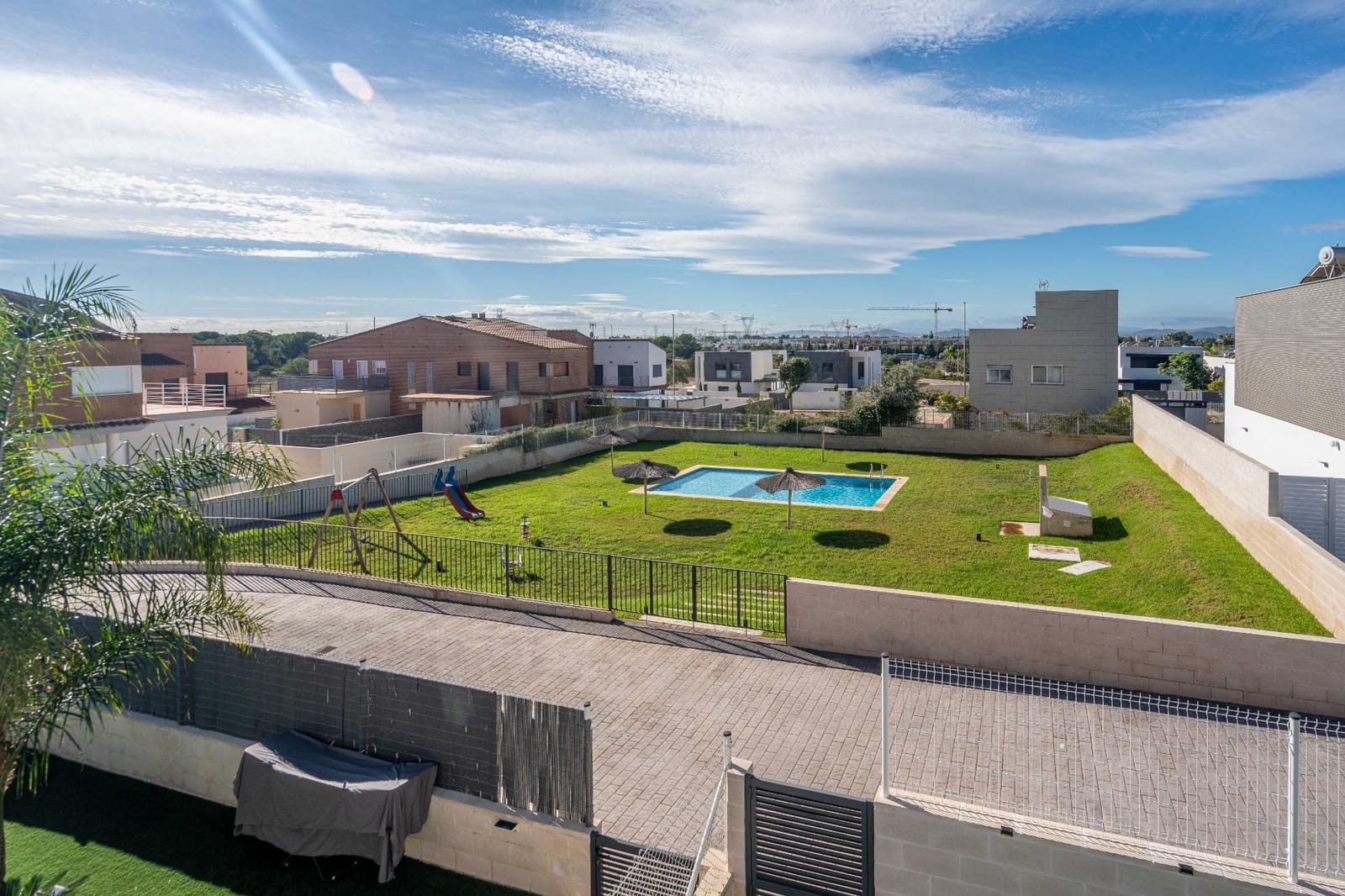4 soveværelse Semi-Rækkehus til salg i San Antonio de Benageber med swimmingpool garage - € 460.000 (Ref: 9385477)