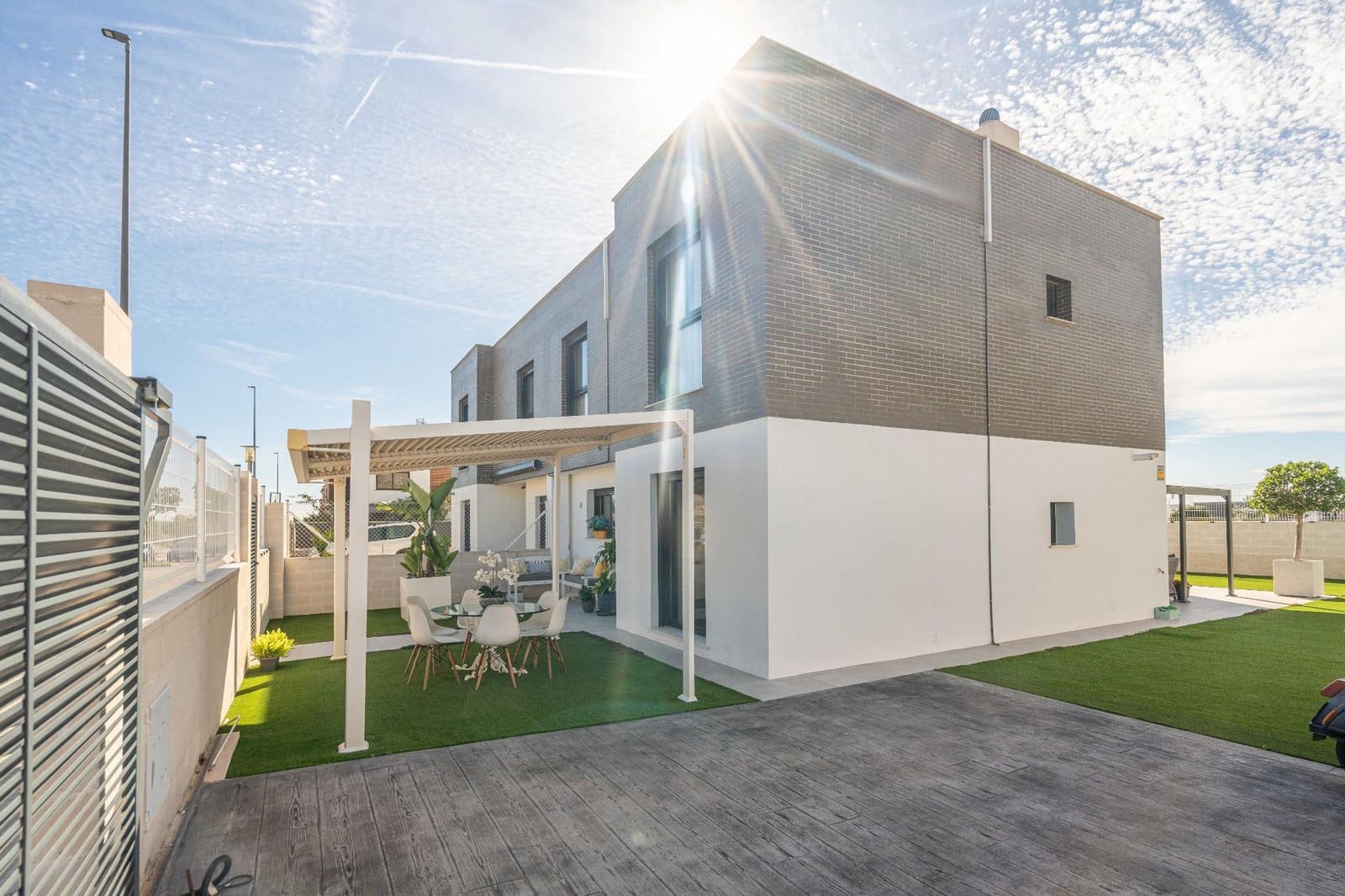 4 soveværelse Semi-Rækkehus til salg i San Antonio de Benageber med swimmingpool garage - € 460.000 (Ref: 9385477)