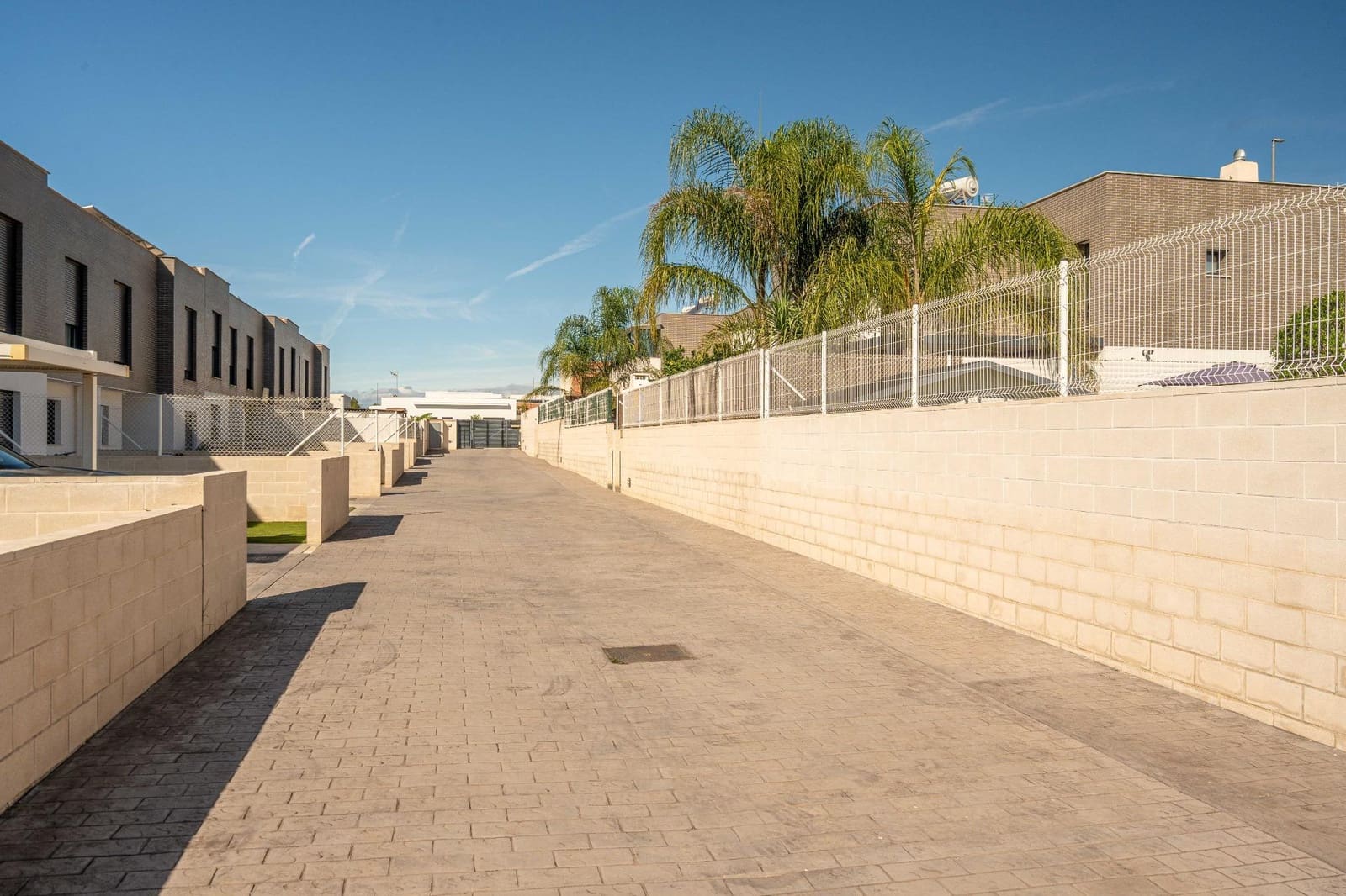 4 soveværelse Semi-Rækkehus til salg i San Antonio de Benageber med swimmingpool garage - € 460.000 (Ref: 9385477)