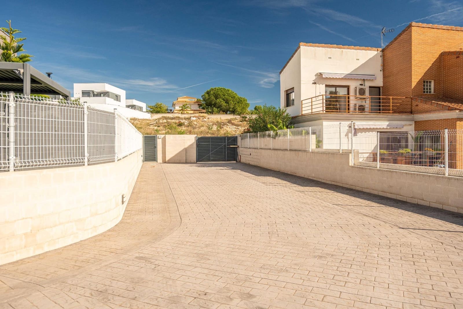 4 soveværelse Semi-Rækkehus til salg i San Antonio de Benageber med swimmingpool garage - € 460.000 (Ref: 9385477)