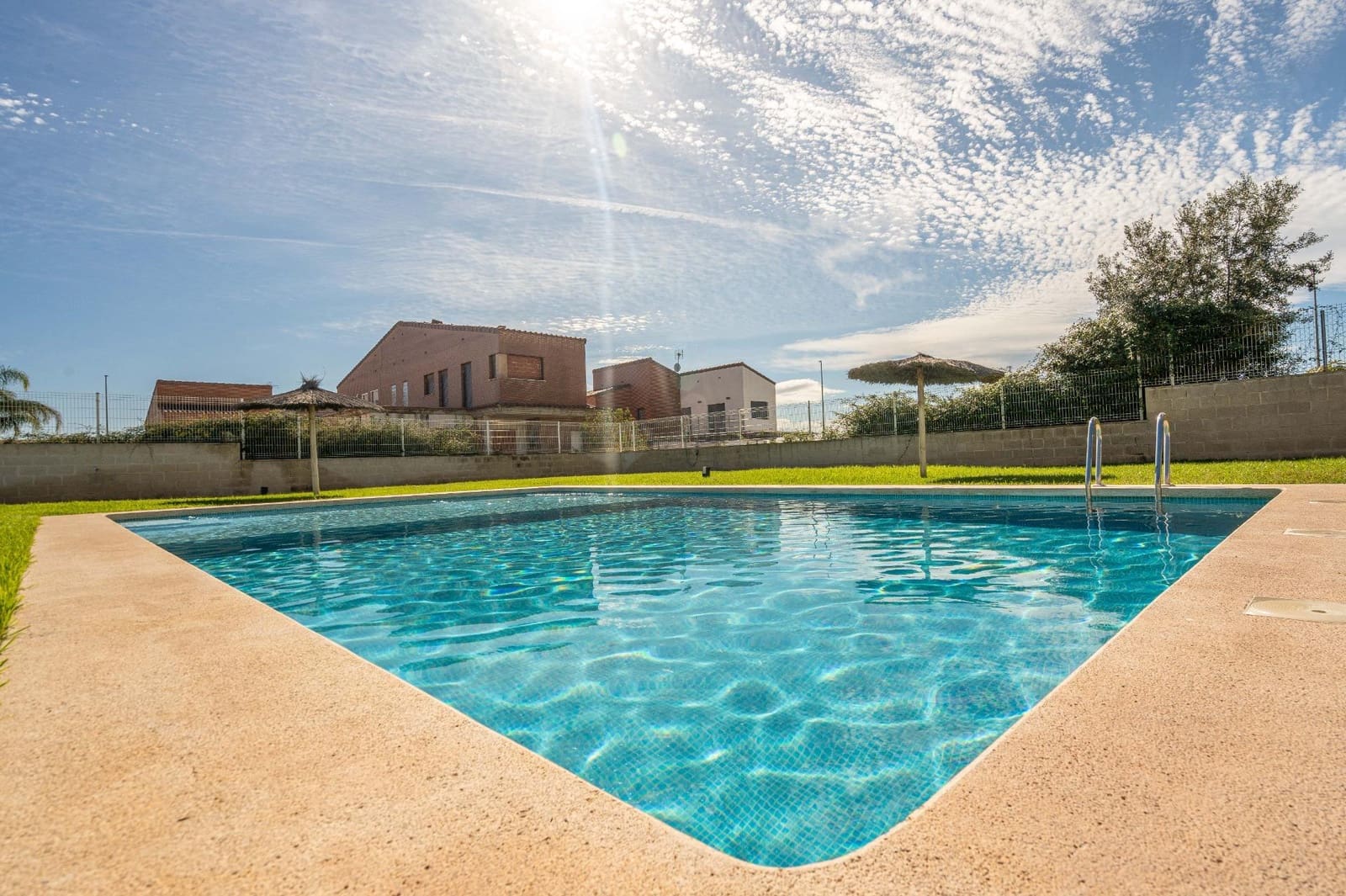 4 soveværelse Semi-Rækkehus til salg i San Antonio de Benageber med swimmingpool garage - € 460.000 (Ref: 9385477)