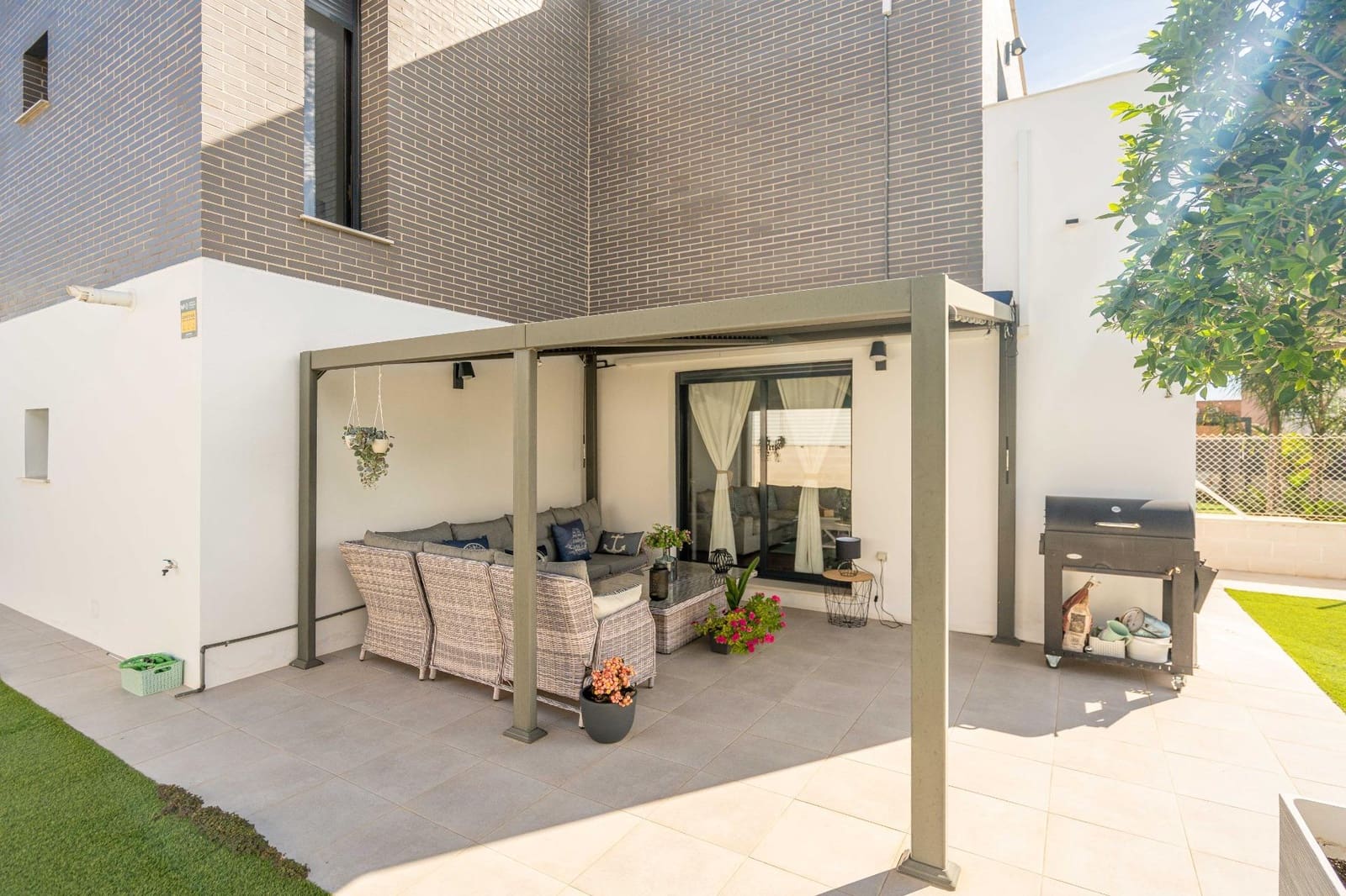 4 soveværelse Semi-Rækkehus til salg i San Antonio de Benageber med swimmingpool garage - € 460.000 (Ref: 9385477)