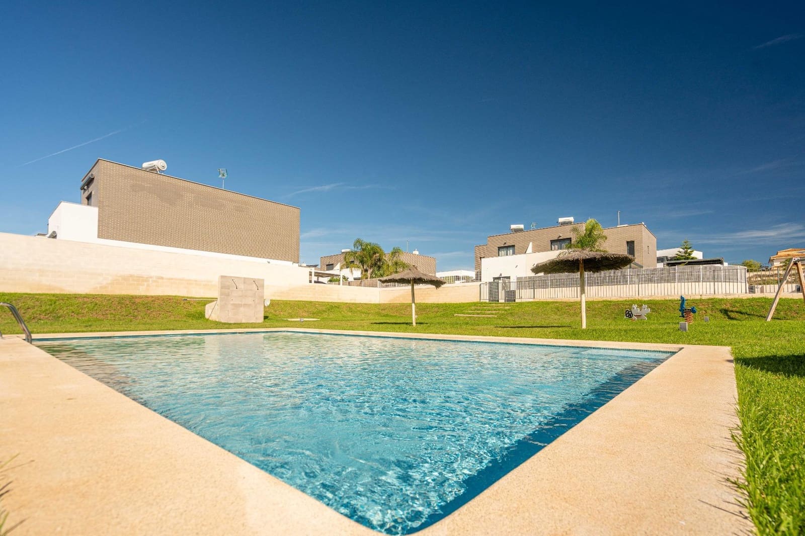 4 soveværelse Semi-Rækkehus til salg i San Antonio de Benageber med swimmingpool garage - € 460.000 (Ref: 9385477)