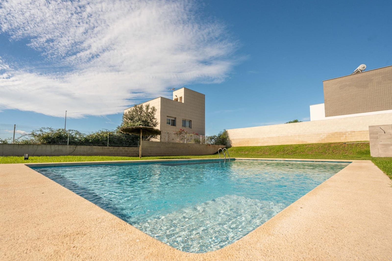 4 soveværelse Semi-Rækkehus til salg i San Antonio de Benageber med swimmingpool garage - € 460.000 (Ref: 9385477)