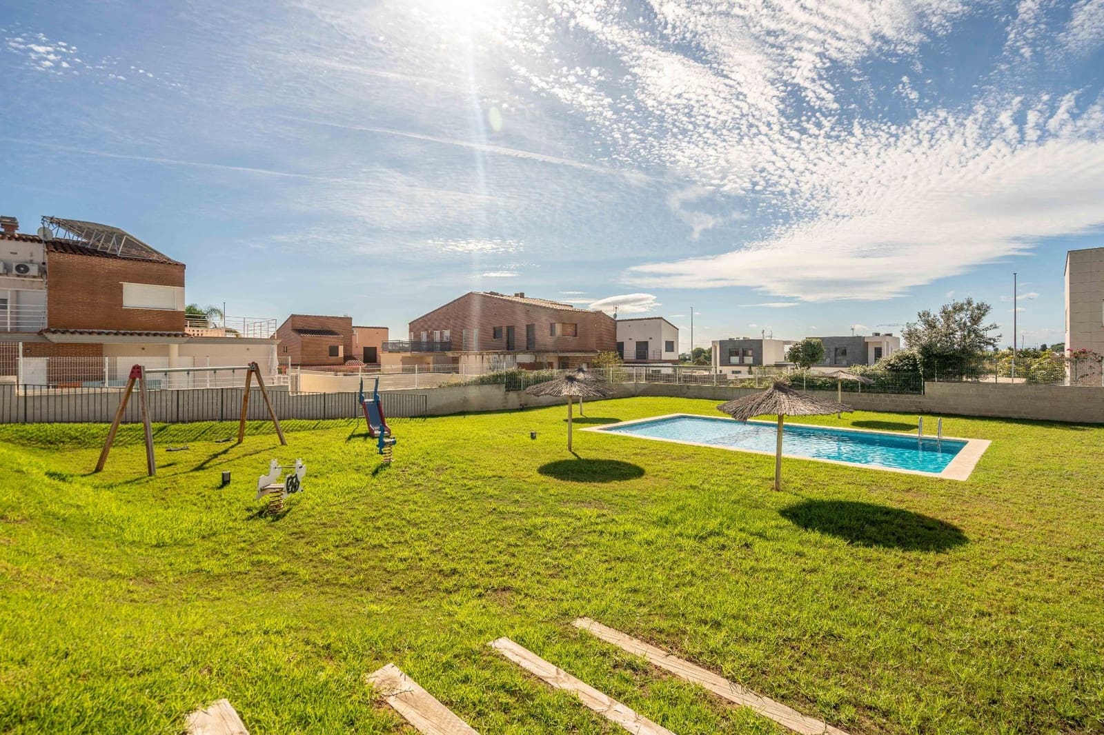 4 soveværelse Semi-Rækkehus til salg i San Antonio de Benageber med swimmingpool garage - € 460.000 (Ref: 9385477)