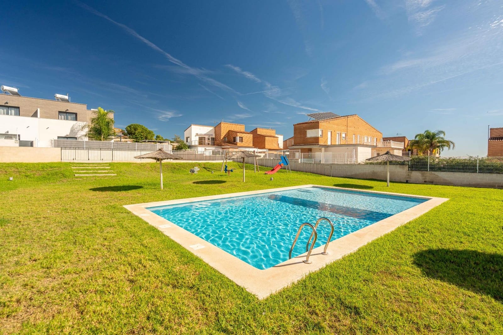 4 soveværelse Semi-Rækkehus til salg i San Antonio de Benageber med swimmingpool garage - € 460.000 (Ref: 9385477)