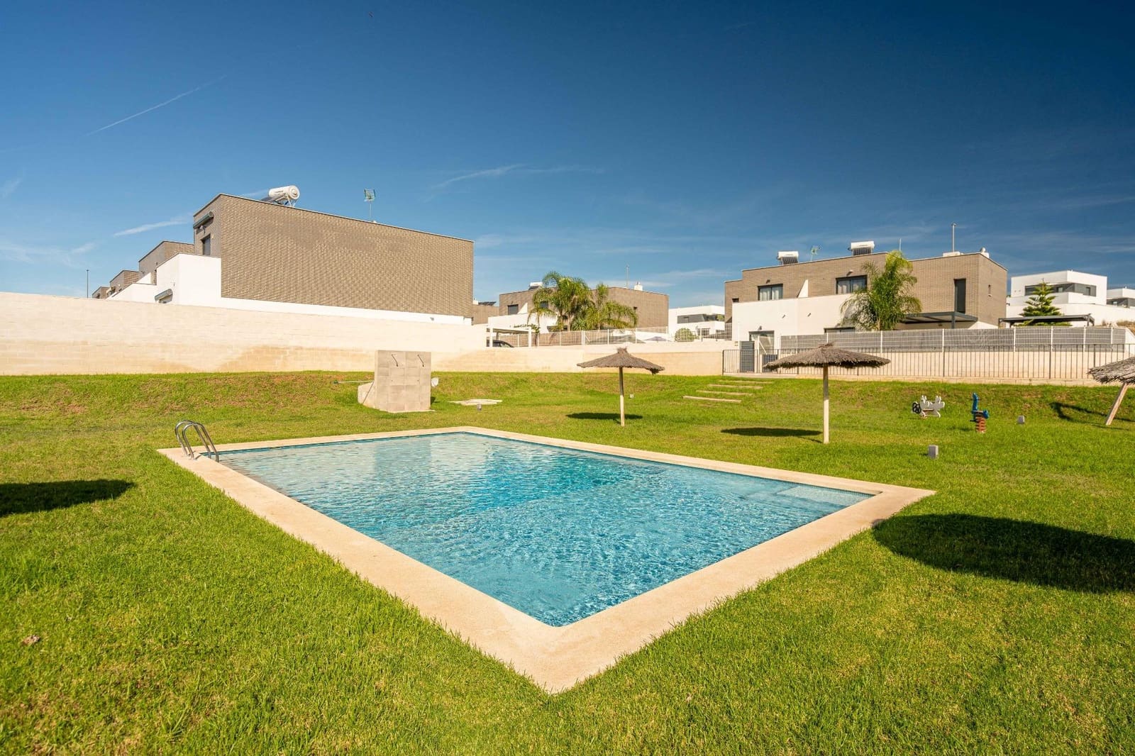 4 soveværelse Semi-Rækkehus til salg i San Antonio de Benageber med swimmingpool garage - € 460.000 (Ref: 9385477)