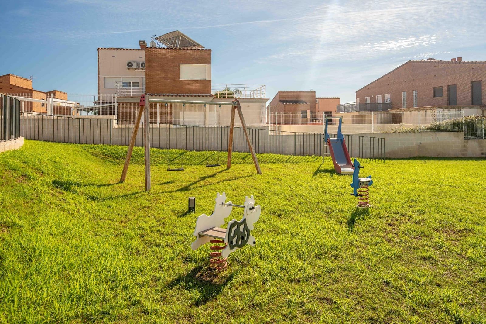 4 soveværelse Semi-Rækkehus til salg i San Antonio de Benageber med swimmingpool garage - € 460.000 (Ref: 9385477)