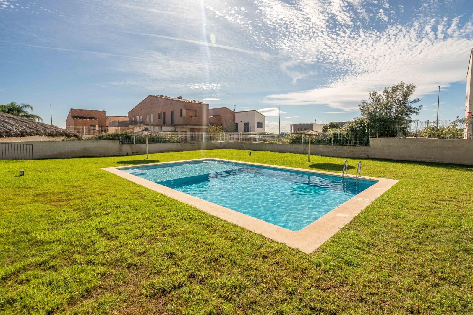 4 soveværelse Semi-Rækkehus til salg i San Antonio de Benageber med swimmingpool garage - € 460.000 (Ref: 9385477)