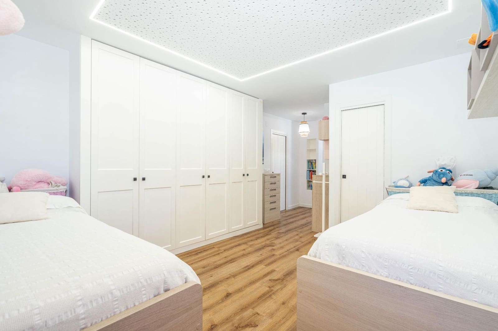 4 bedroom Villa for sale in La Canada with pool garage - € 1,060,000 (Ref: 9388089)