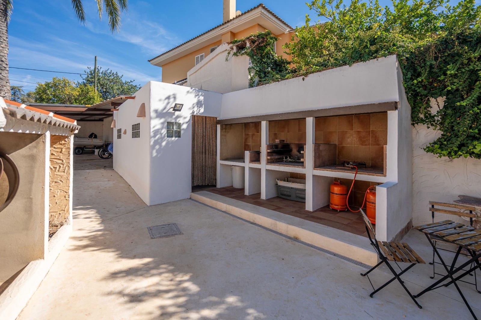 4 bedroom Villa for sale in La Canada with pool garage - € 1,060,000 (Ref: 9388089)