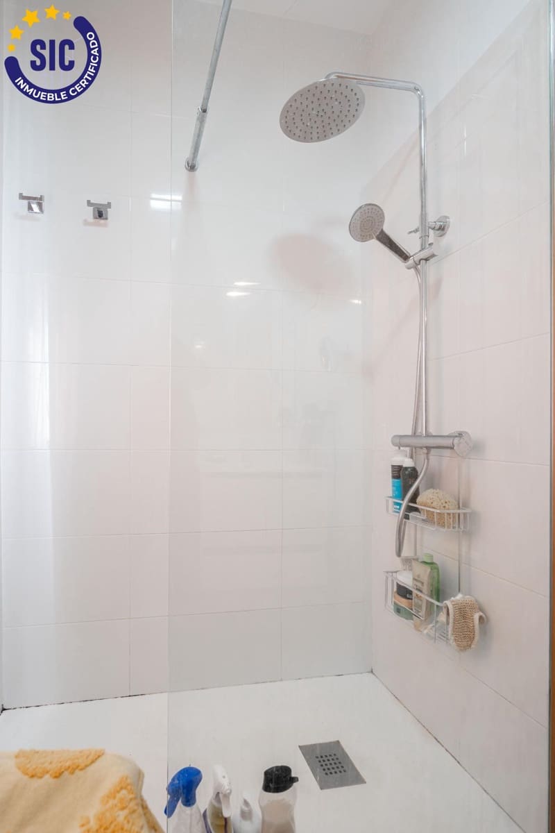 5 bedroom Villa for sale in La Canada with pool - € 460,000 (Ref: 9427411)