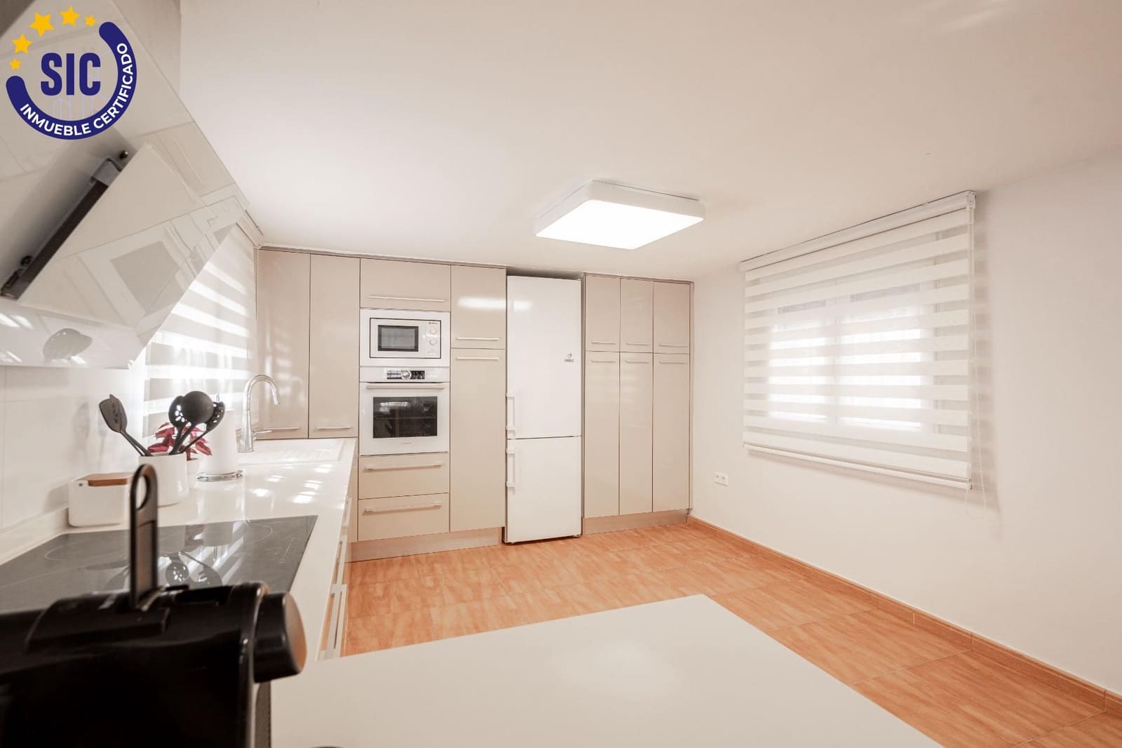 5 bedroom Villa for sale in La Canada with pool - € 460,000 (Ref: 9427411)