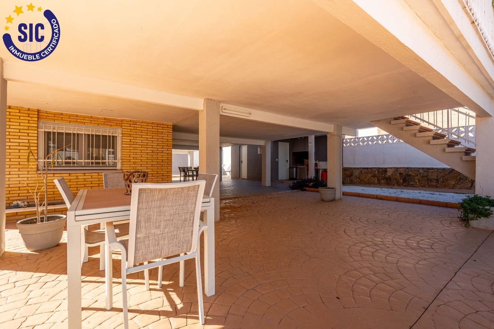 5 bedroom Villa for sale in La Canada with pool - € 460,000 (Ref: 9427411)