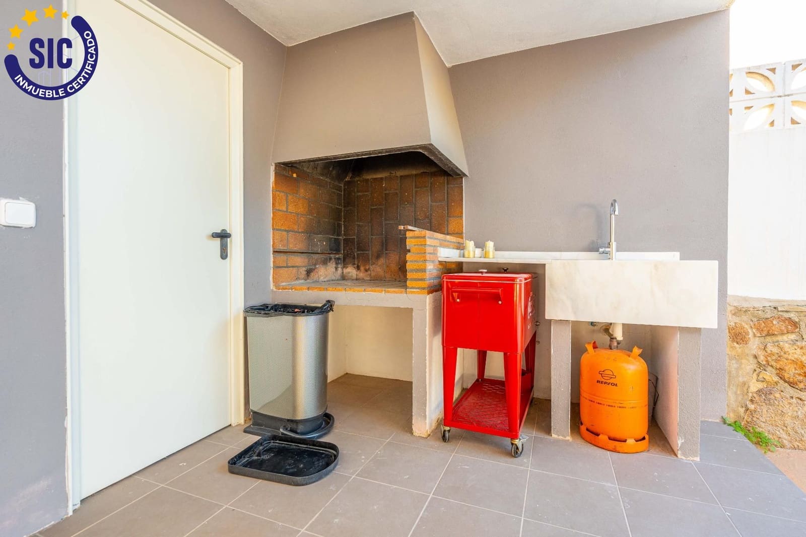 5 bedroom Villa for sale in La Canada with pool - € 460,000 (Ref: 9427411)