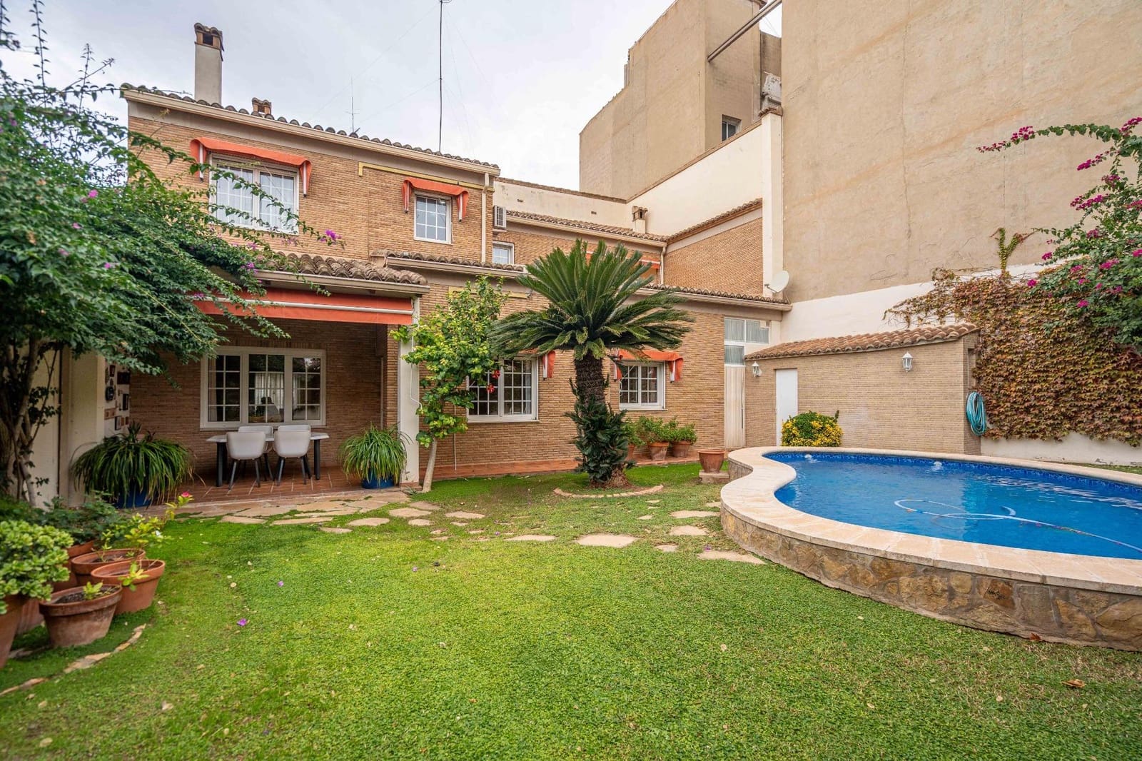 5 soveværelse Villa til salg i Canals med swimmingpool garage - € 699.000 (Ref: 9437574)