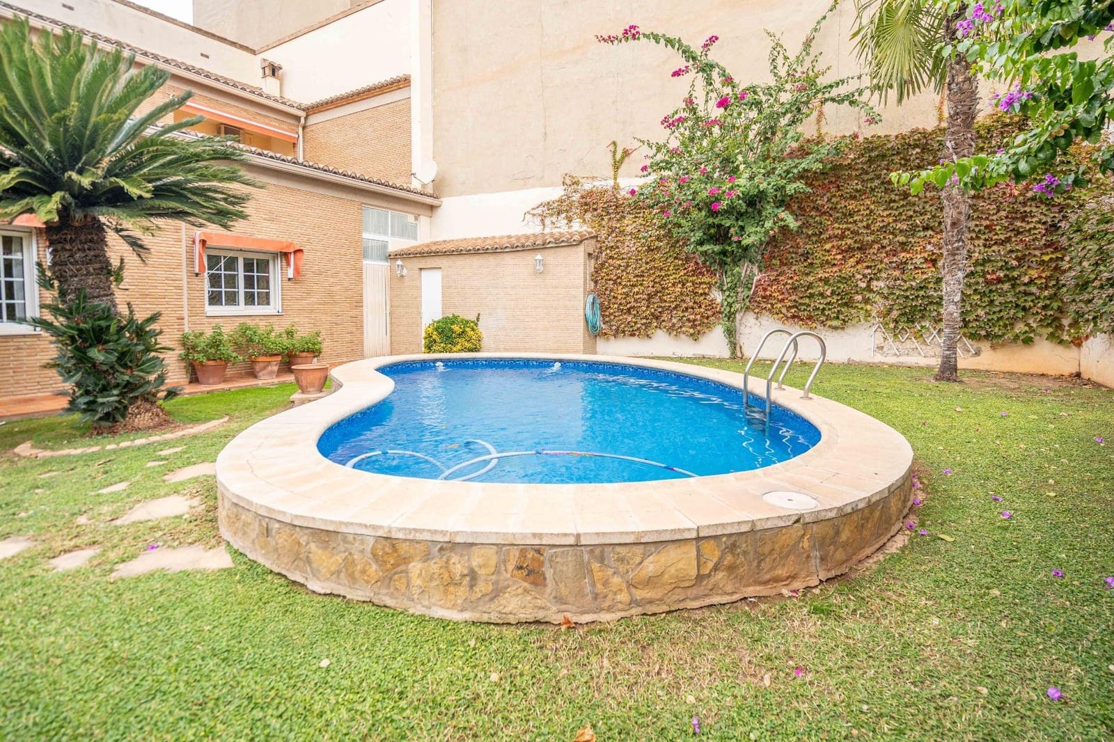 5 soveværelse Villa til salg i Canals med swimmingpool garage - € 699.000 (Ref: 9437574)