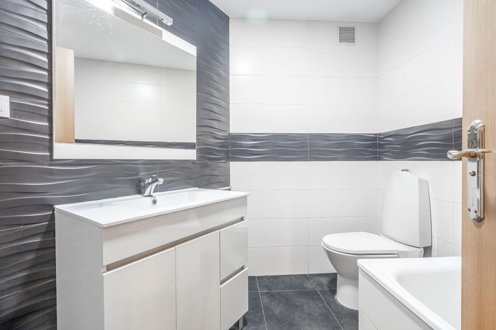 5 soveværelse Lejlighed til salg i Valencia by med garage - € 390.000 (Ref: 9456479)