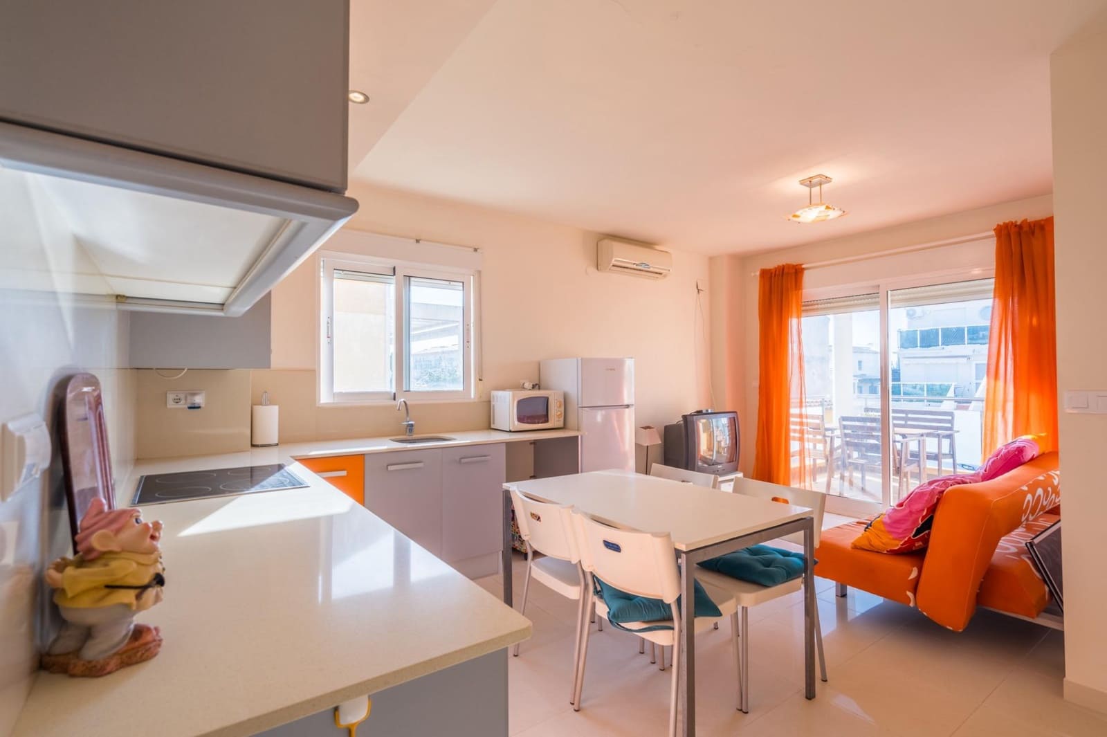 3 soveværelse Semi-Rækkehus til salg i Oliva med swimmingpool - € 220.000 (Ref: 9513560)