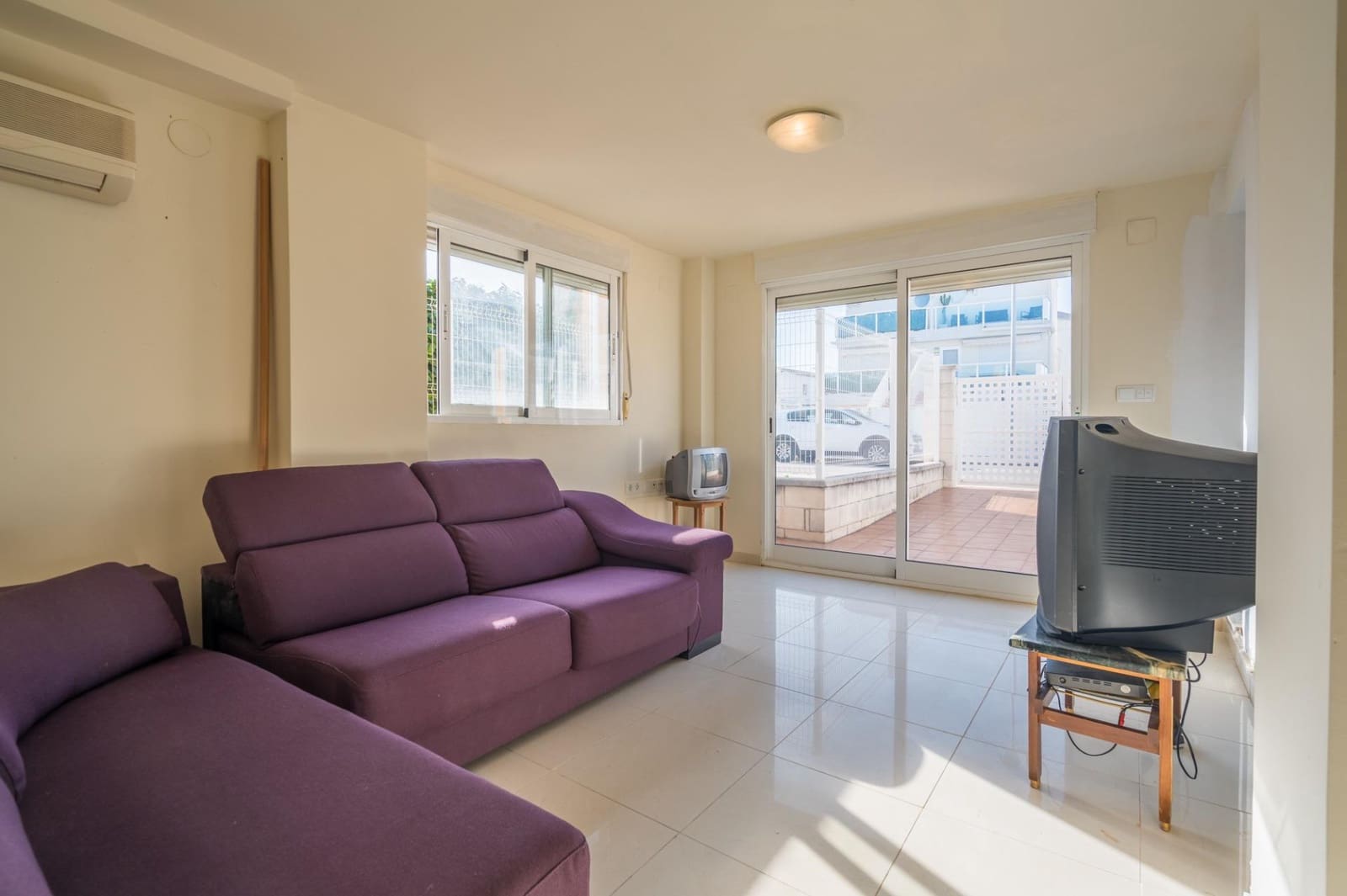 3 soveværelse Semi-Rækkehus til salg i Oliva med swimmingpool - € 220.000 (Ref: 9513560)