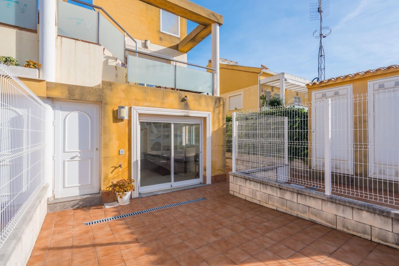 3 soveværelse Semi-Rækkehus til salg i Oliva med swimmingpool - € 220.000 (Ref: 9513560)