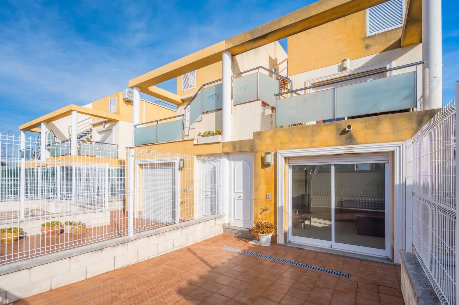 3 soveværelse Semi-Rækkehus til salg i Oliva med swimmingpool - € 220.000 (Ref: 9513560)