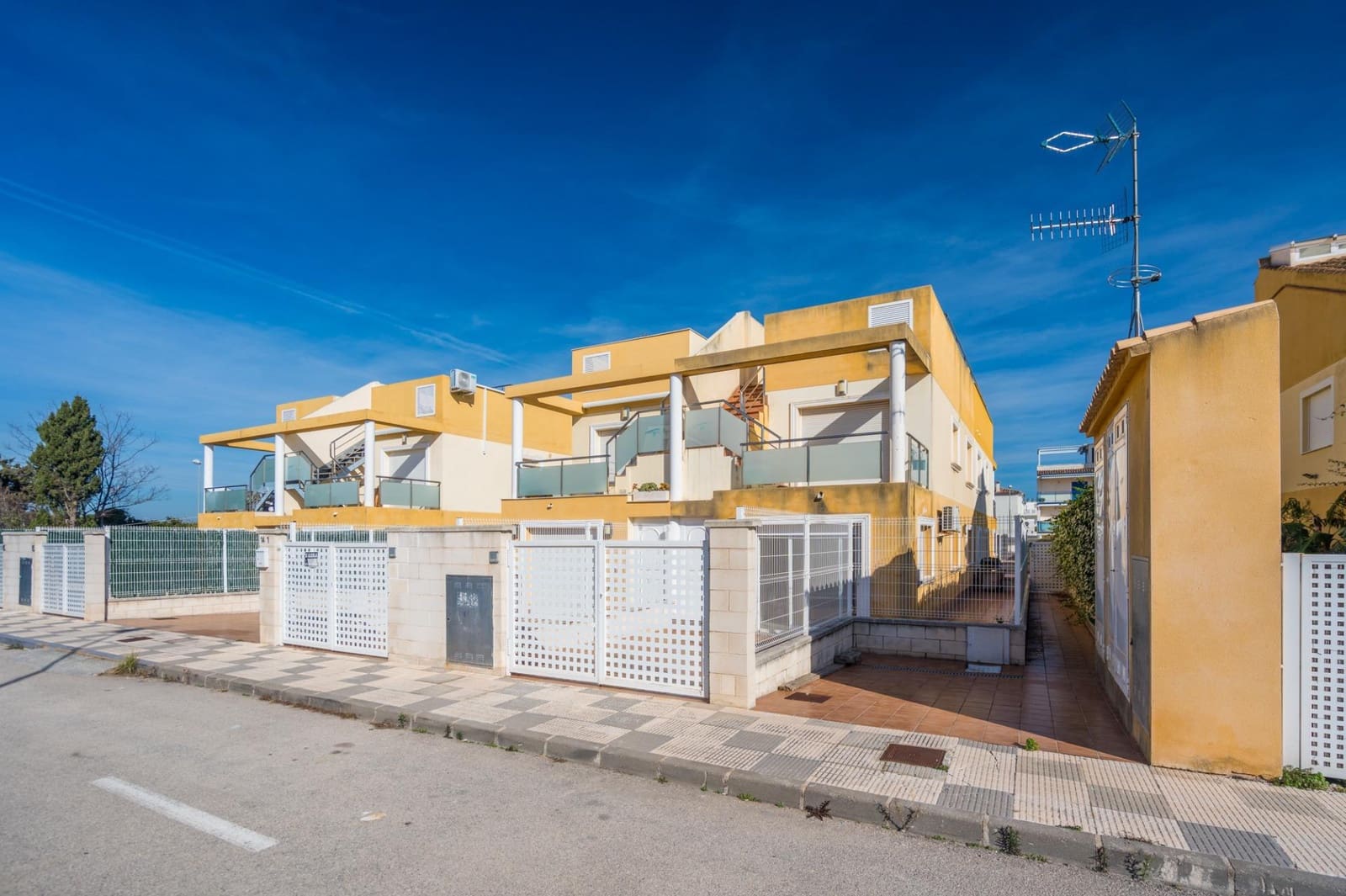 3 soveværelse Semi-Rækkehus til salg i Oliva med swimmingpool - € 220.000 (Ref: 9513560)