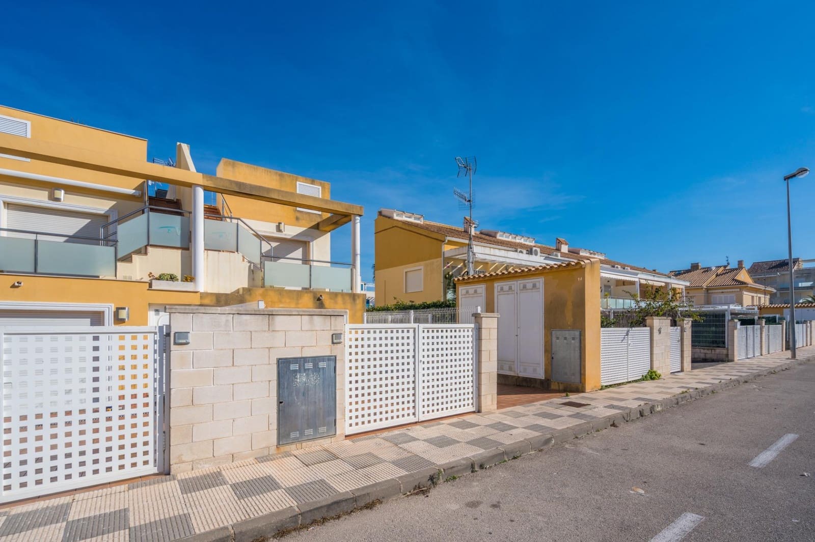 3 soveværelse Semi-Rækkehus til salg i Oliva med swimmingpool - € 220.000 (Ref: 9513560)