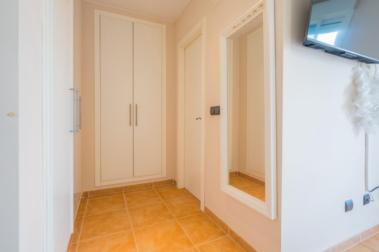 6 bedroom Villa for sale in Moncada with pool - € 420,000 (Ref: 9536306)