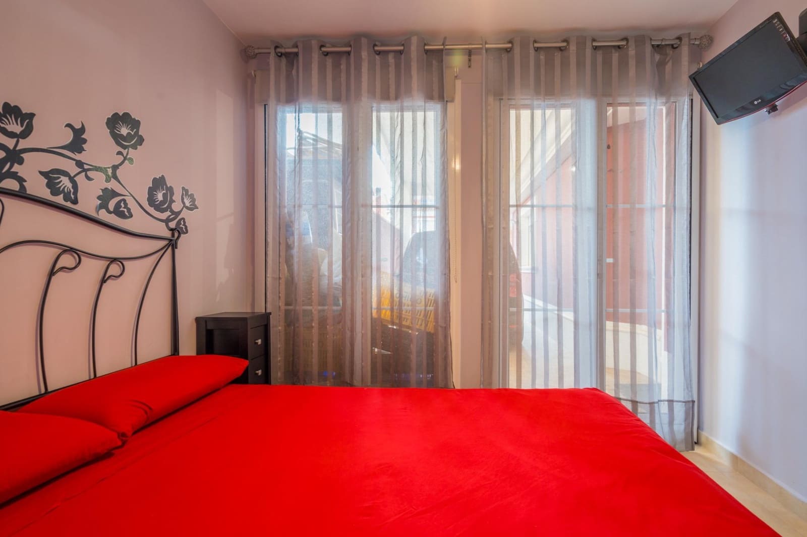 6 bedroom Villa for sale in Moncada with pool - € 420,000 (Ref: 9536306)