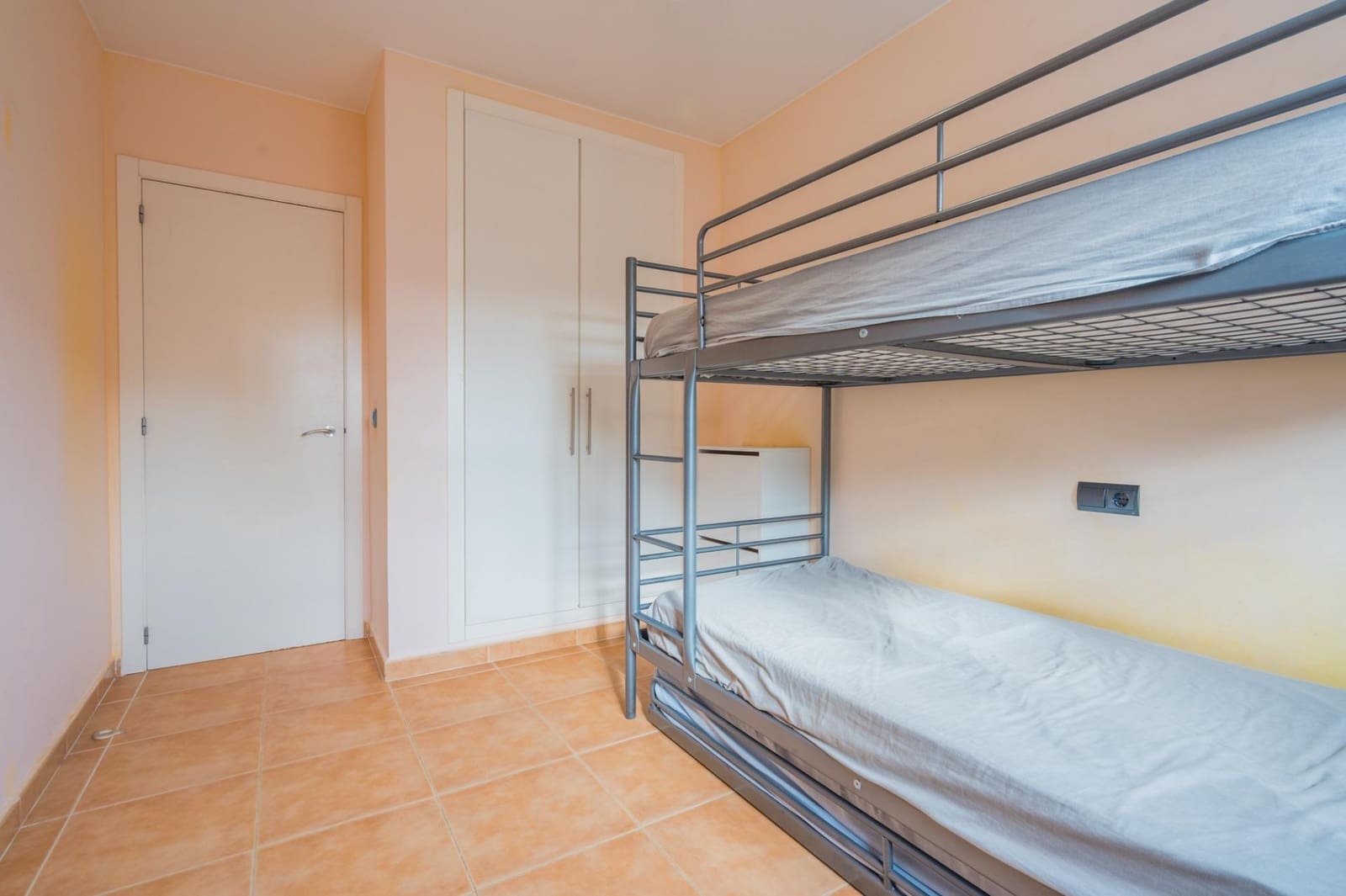 6 bedroom Villa for sale in Moncada with pool - € 420,000 (Ref: 9536306)