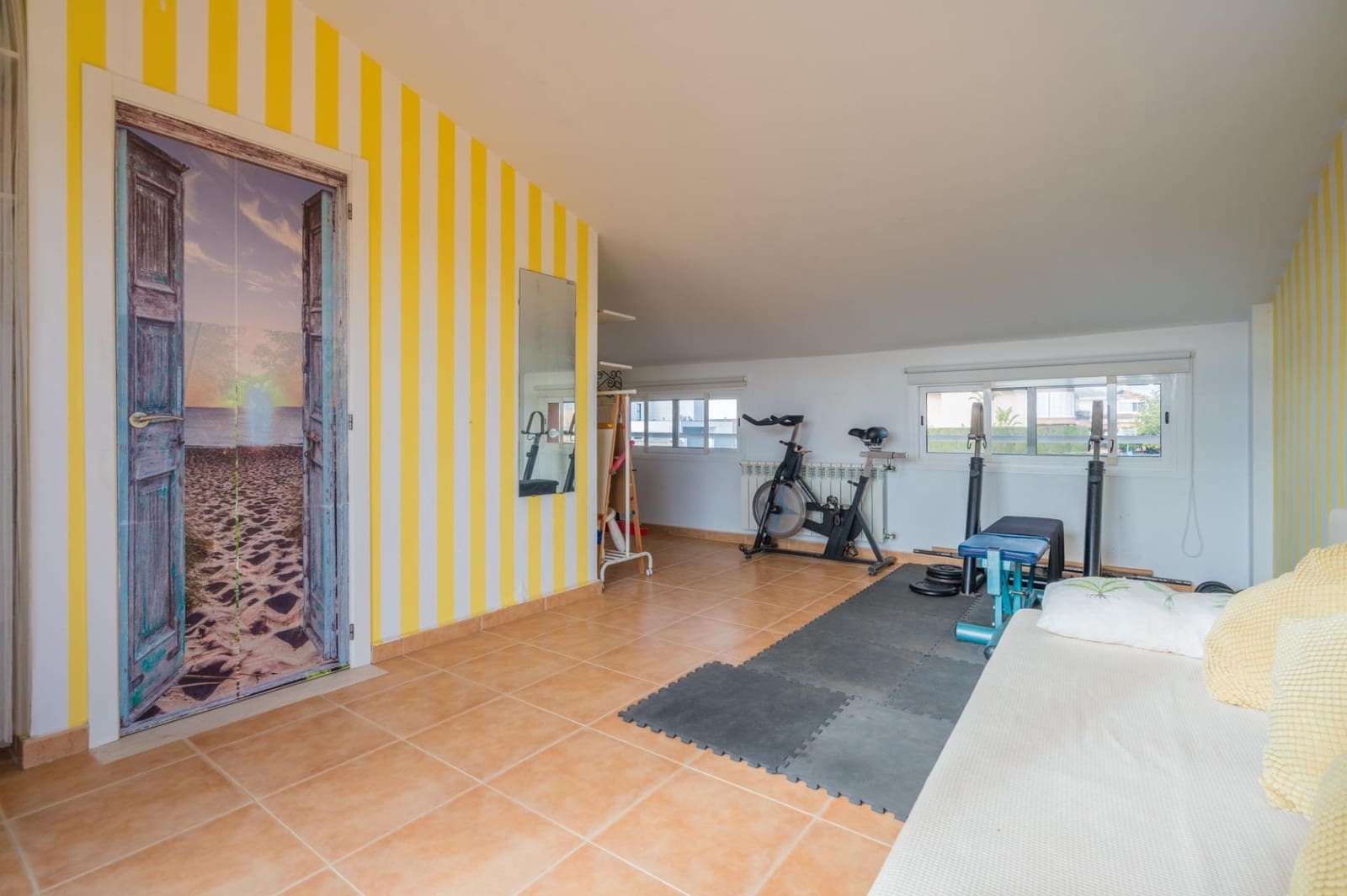 6 bedroom Villa for sale in Moncada with pool - € 420,000 (Ref: 9536306)