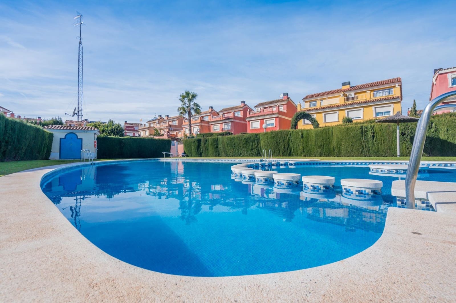 6 bedroom Villa for sale in Moncada with pool - € 420,000 (Ref: 9536306)