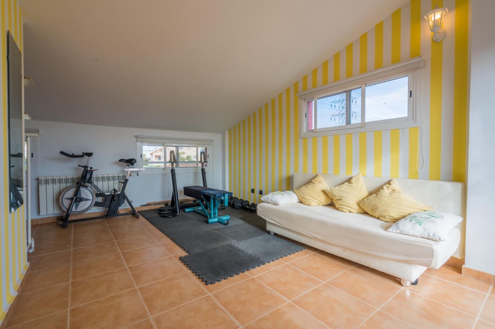 6 bedroom Villa for sale in Moncada with pool - € 420,000 (Ref: 9536306)