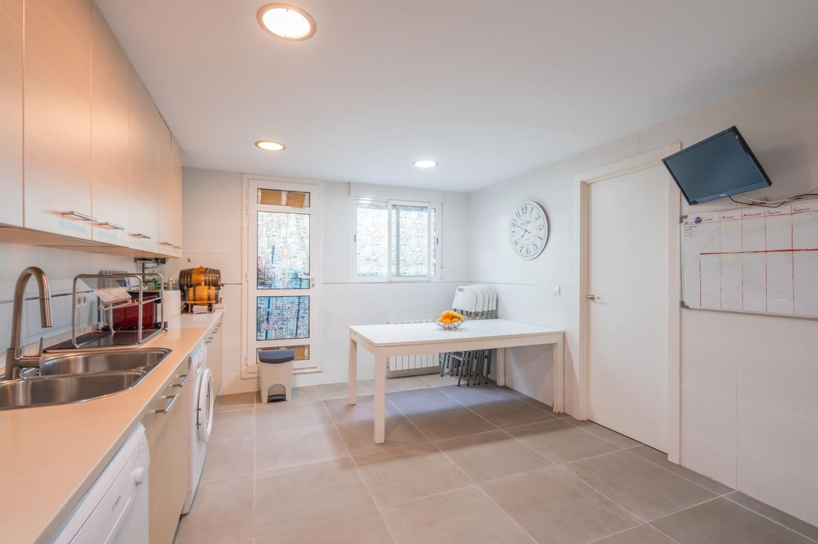 6 bedroom Villa for sale in Moncada with pool - € 420,000 (Ref: 9536306)