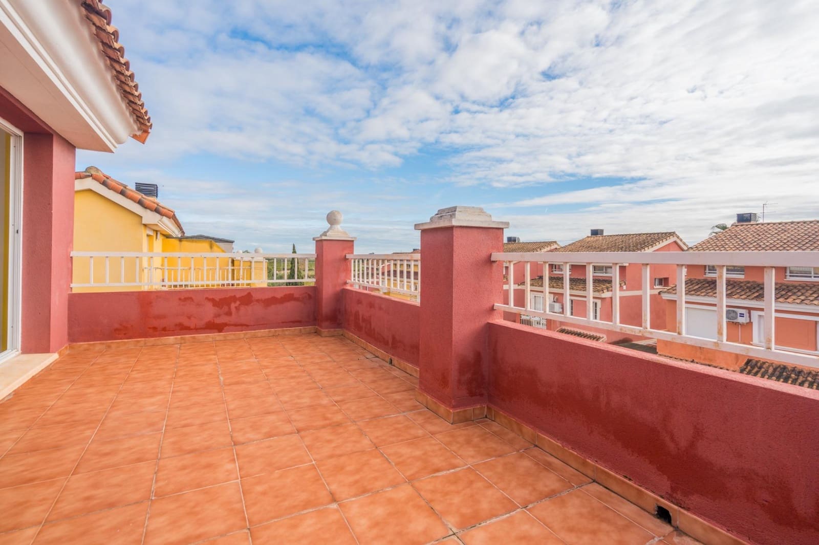 6 bedroom Villa for sale in Moncada with pool - € 420,000 (Ref: 9536306)