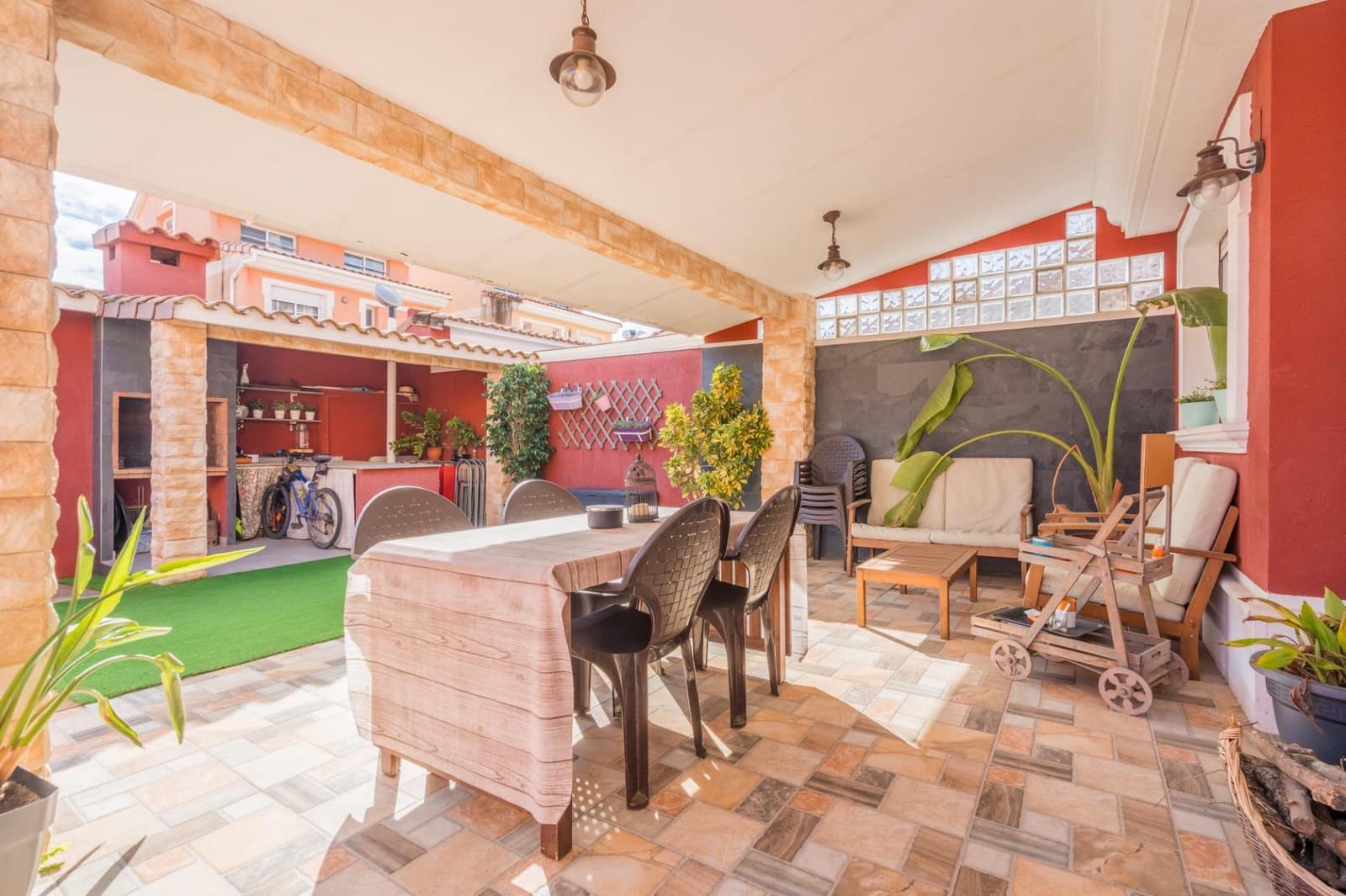 6 bedroom Villa for sale in Moncada with pool - € 420,000 (Ref: 9536306)