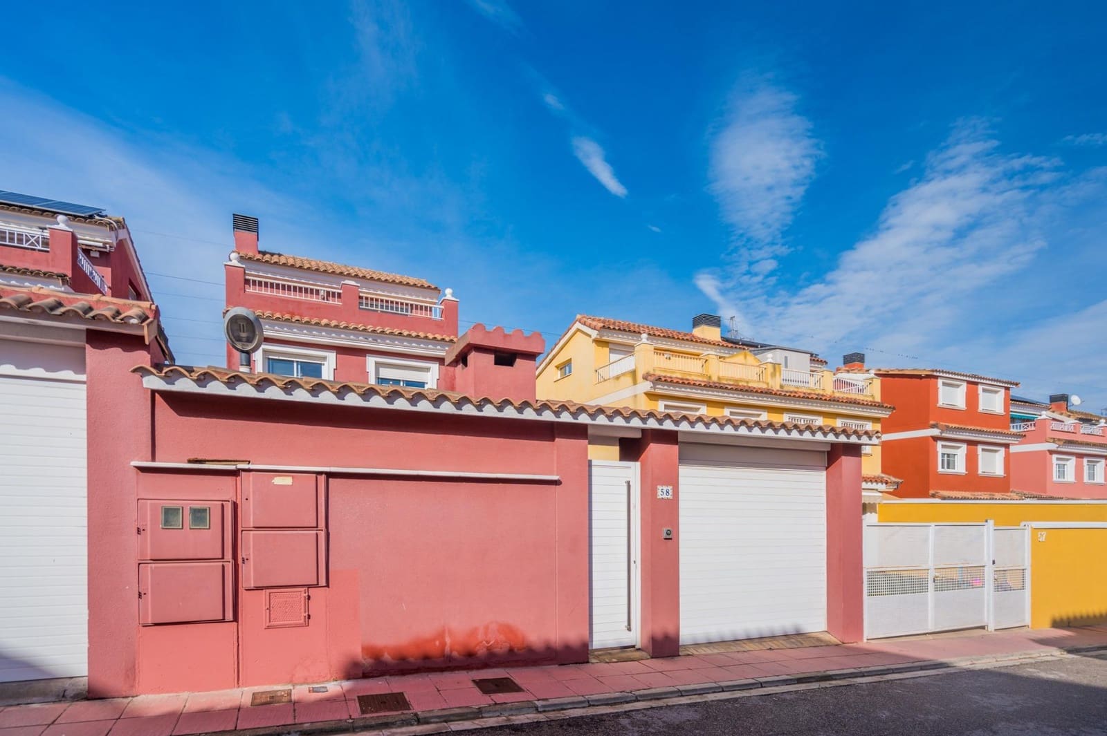 6 bedroom Villa for sale in Moncada with pool - € 420,000 (Ref: 9536306)