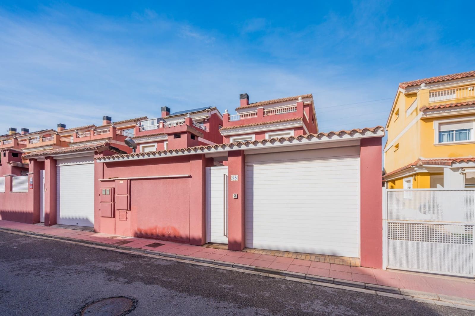 6 bedroom Villa for sale in Moncada with pool - € 420,000 (Ref: 9536306)