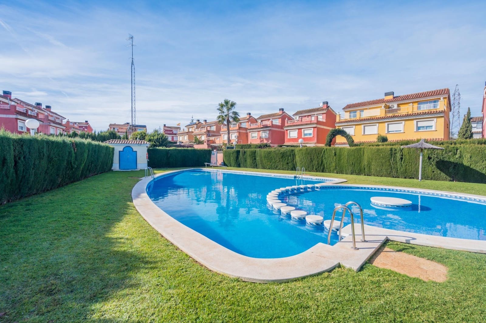 6 bedroom Villa for sale in Moncada with pool - € 420,000 (Ref: 9536306)