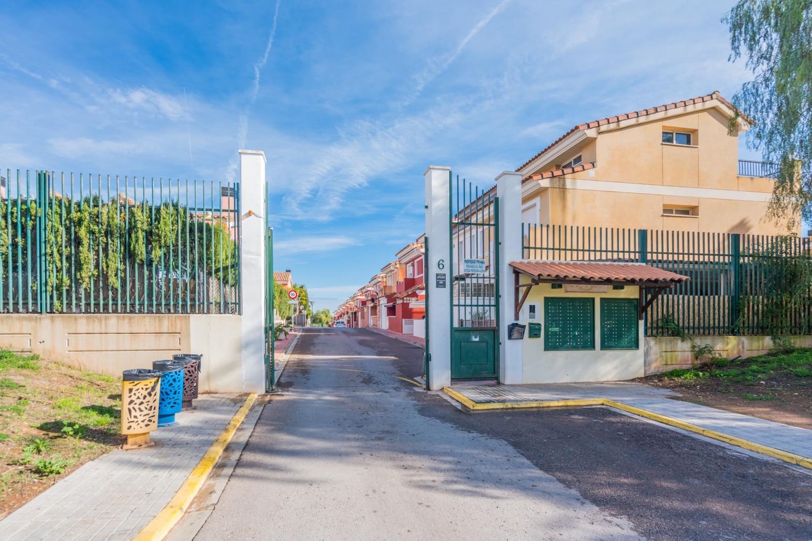 6 bedroom Villa for sale in Moncada with pool - € 420,000 (Ref: 9536306)