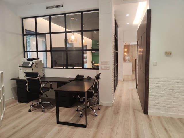 Commercieel te huur in Russafa, Valencia stad - € 950 (Ref: 9568987)