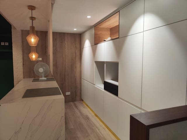 Commercieel te huur in Russafa, Valencia stad - € 950 (Ref: 9568987)