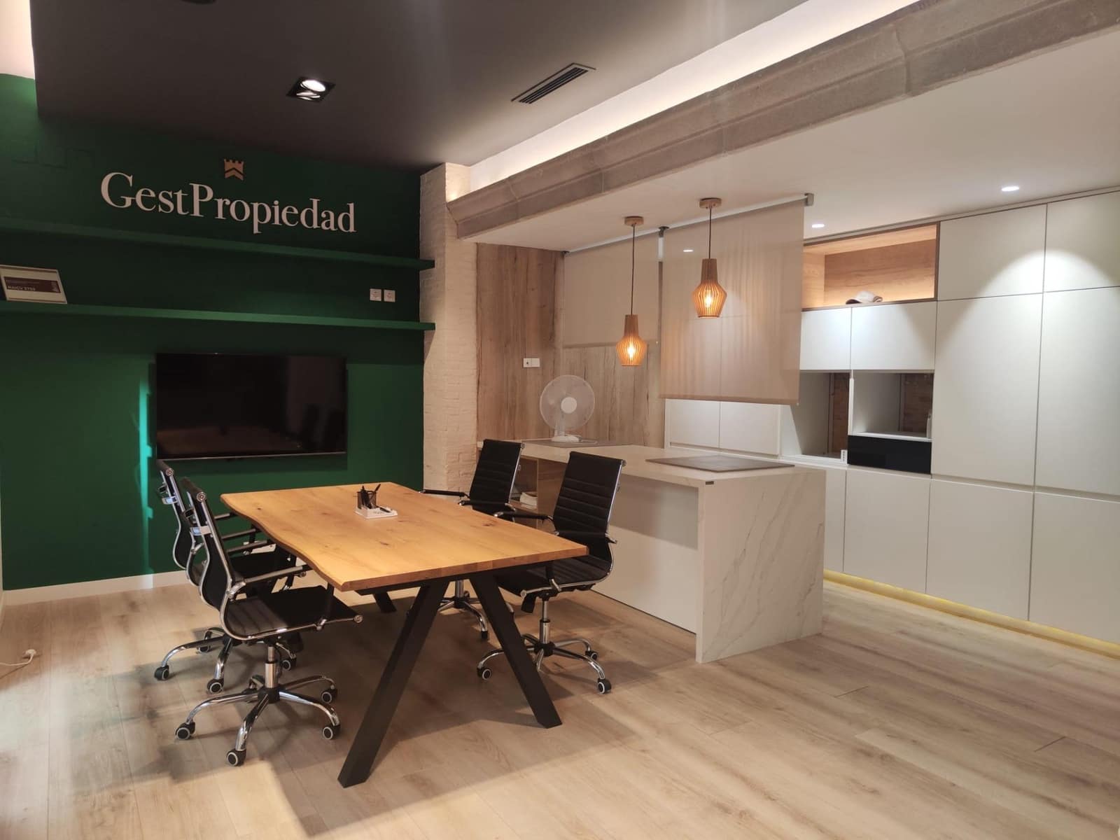 Commercieel te huur in Valencia stad - € 950 (Ref: 9568987)